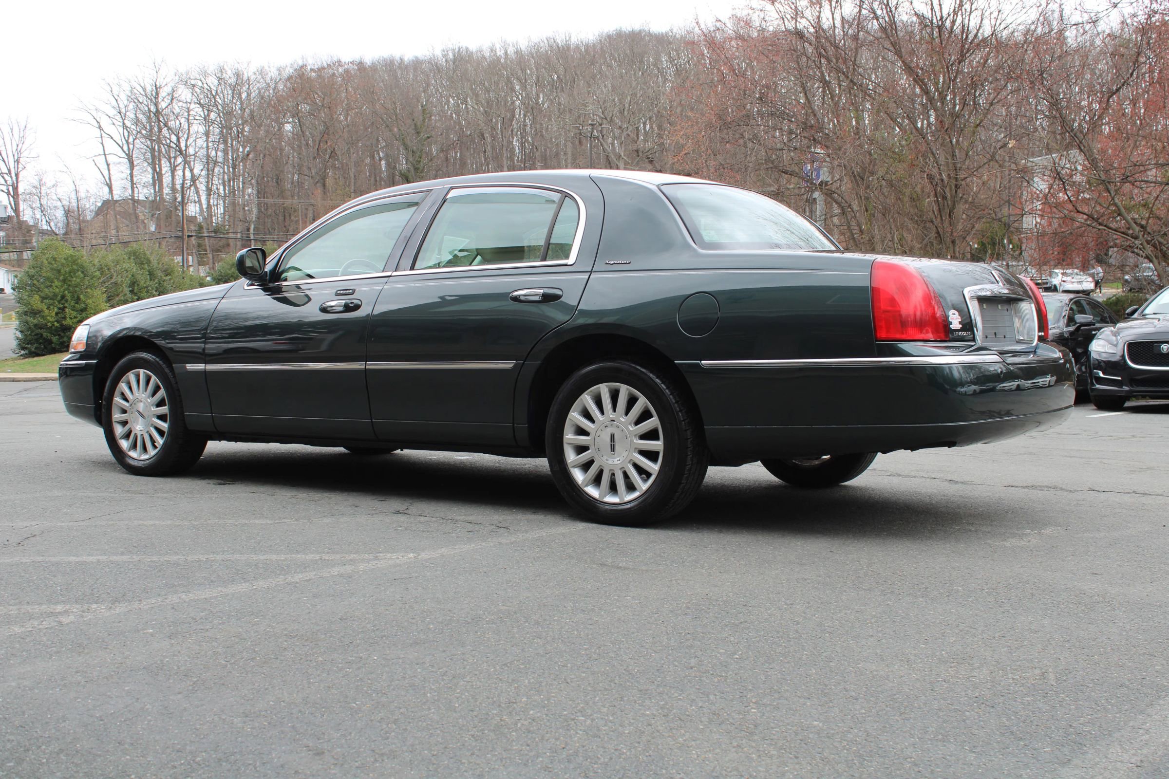 Used 2003 Lincoln Town Car Signature image 4