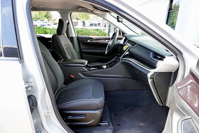 Used 2023 Jeep Grand Cherokee L Laredo RWD image 11