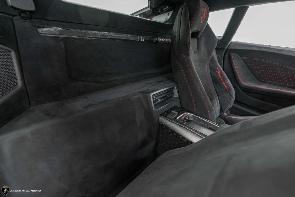 Used 2018 Lamborghini Huracan Performante AWD/4WD image 29