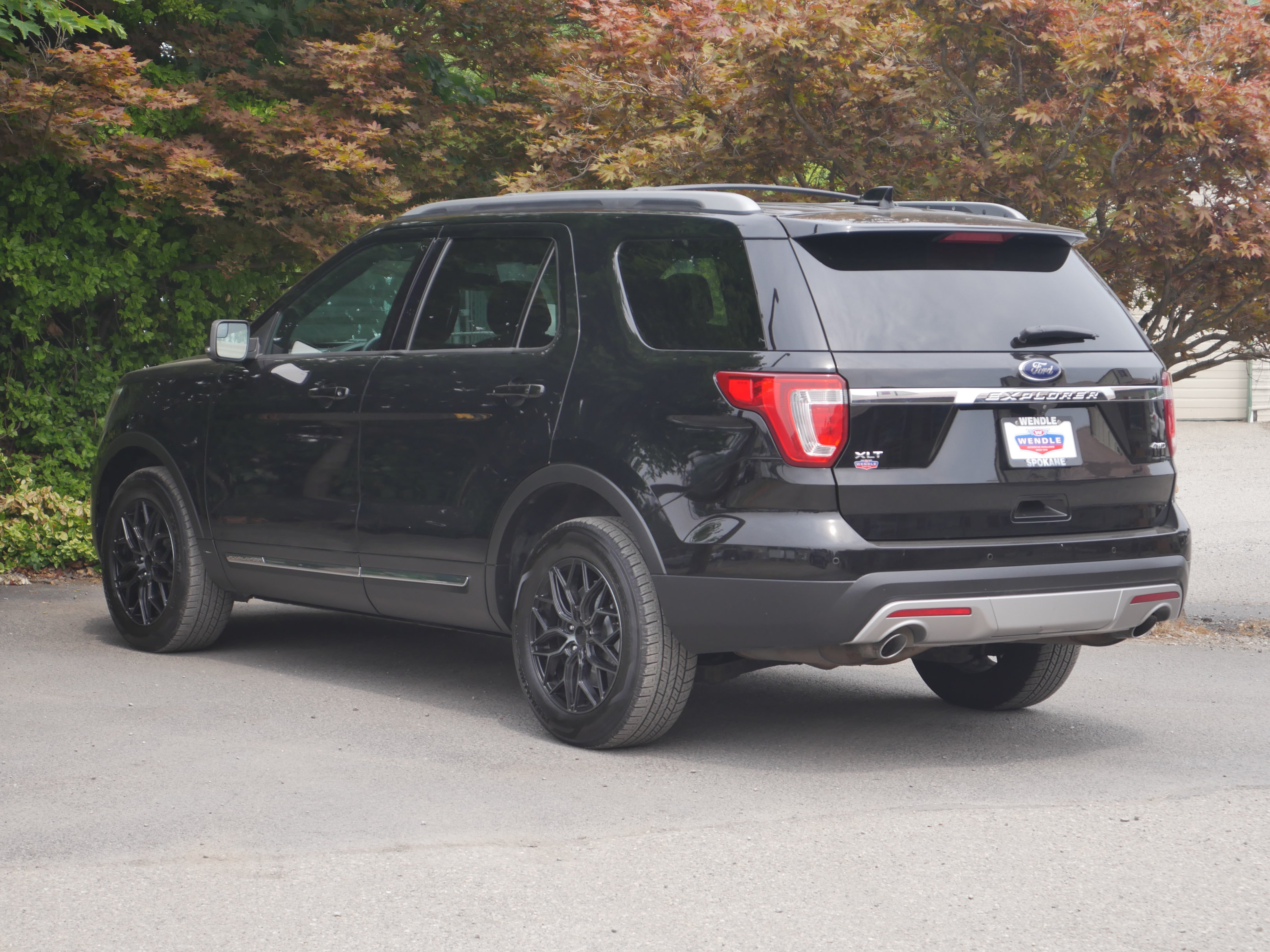 Used 2017 Ford Explorer XLT w/ Equipment Group 201A AWD/4WD image 17