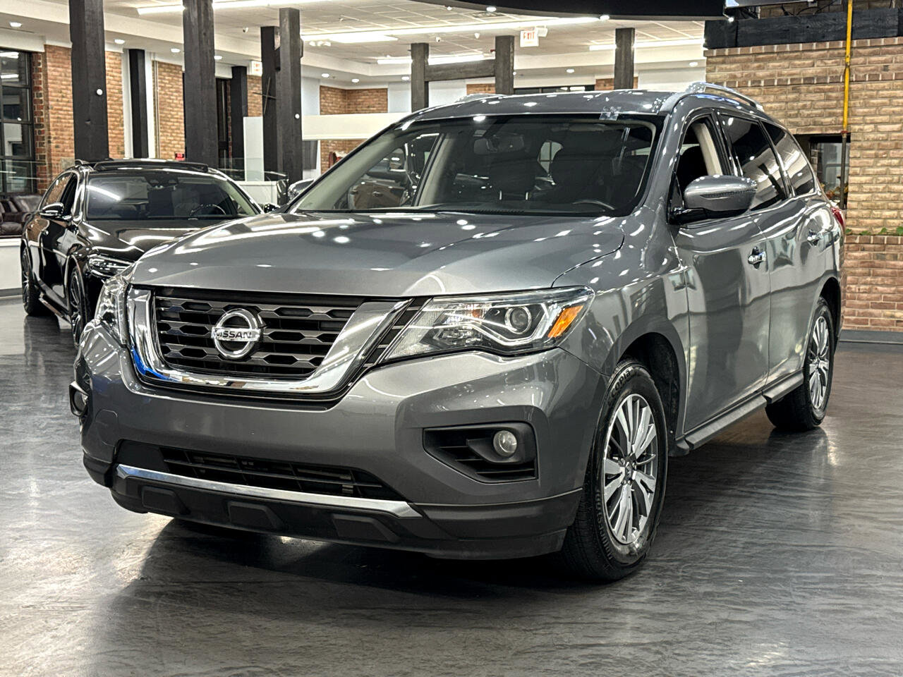 Used 2019 Nissan Pathfinder SV image 3