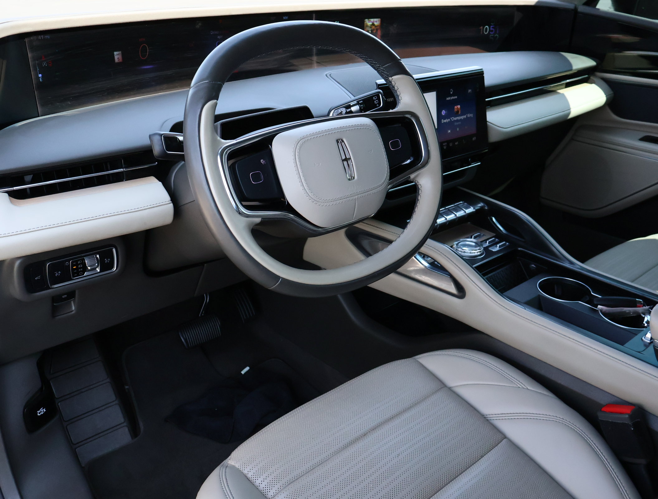 Used 2024 Lincoln Nautilus Reserve AWD/4WD image 3