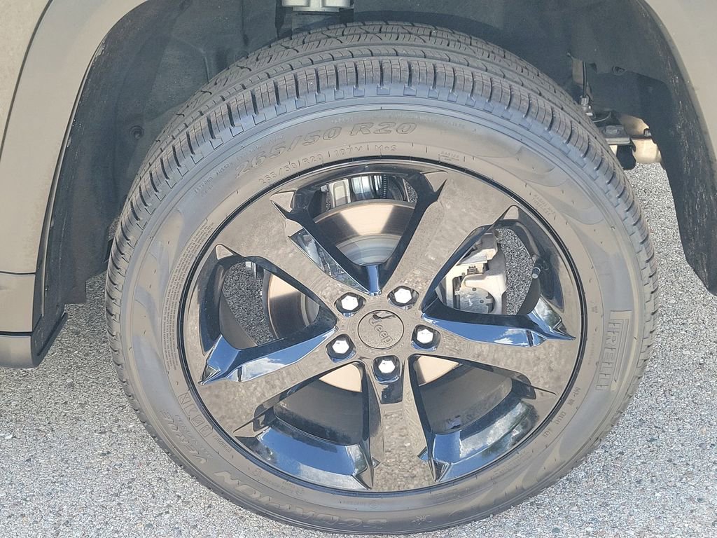 Used 2024 Jeep Grand Cherokee Limited w/ Black Appearance Package image 12