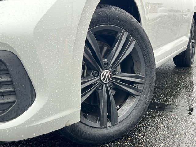 Used 2023 Volkswagen Jetta SE image 2