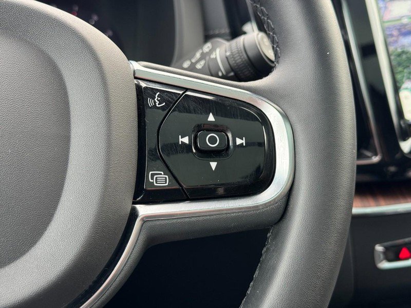 Certified 2023 Volvo XC60 B6 Ultimate w/ Climate Package image 19