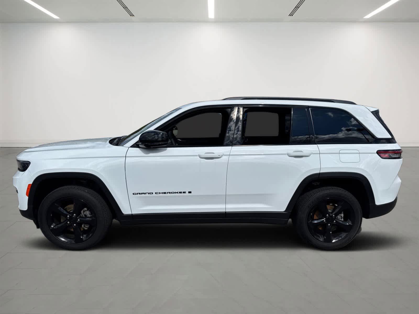 Used 2025 Jeep Grand Cherokee Altitude AWD/4WD image 3