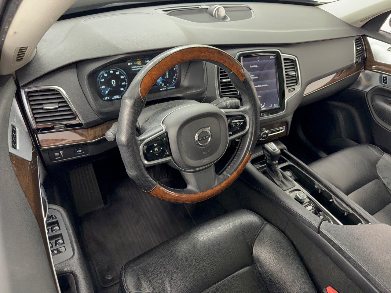 Used 2016 Volvo XC90 T6 Momentum AWD/4WD image 4
