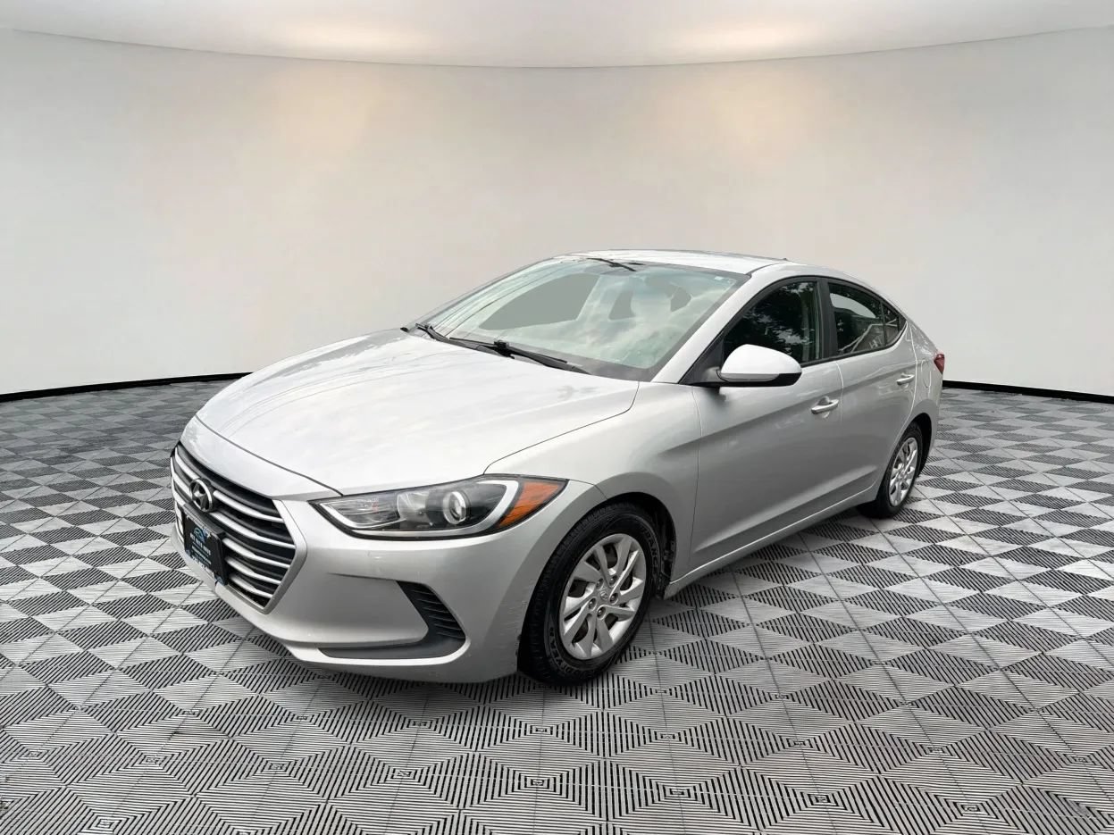 Used 2018 Hyundai Elantra SE w/ SE Connectivity Package 04 FWD image 3