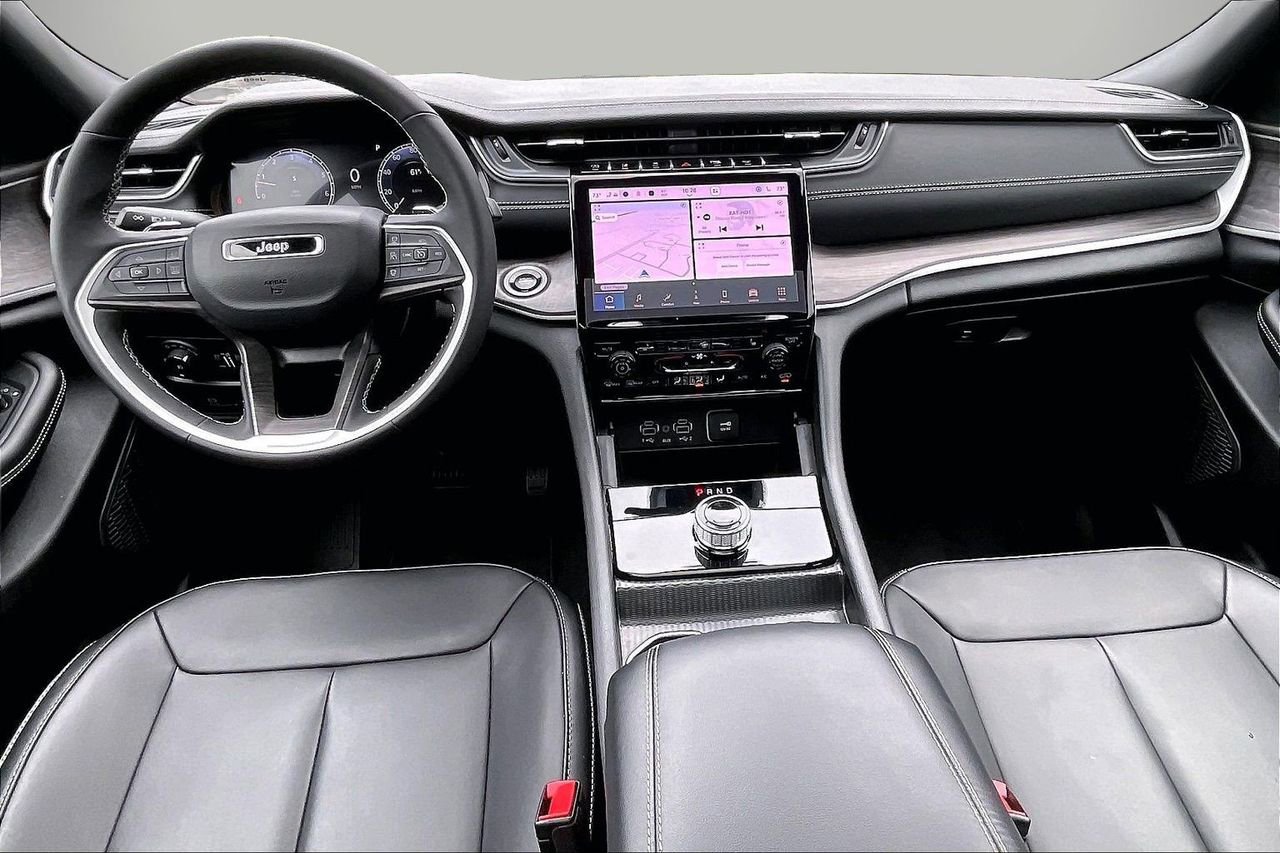 Certified 2025 Jeep Grand Cherokee Limited w/ Black Appearance Package image 16