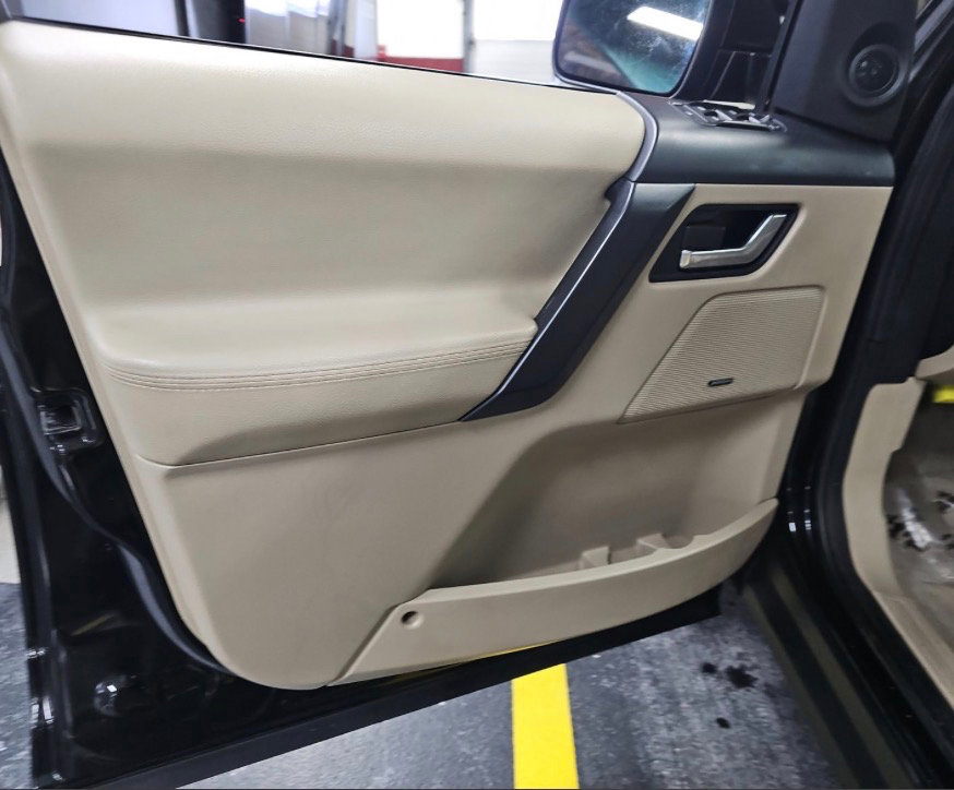 Used 2013 Land Rover LR2 image 17