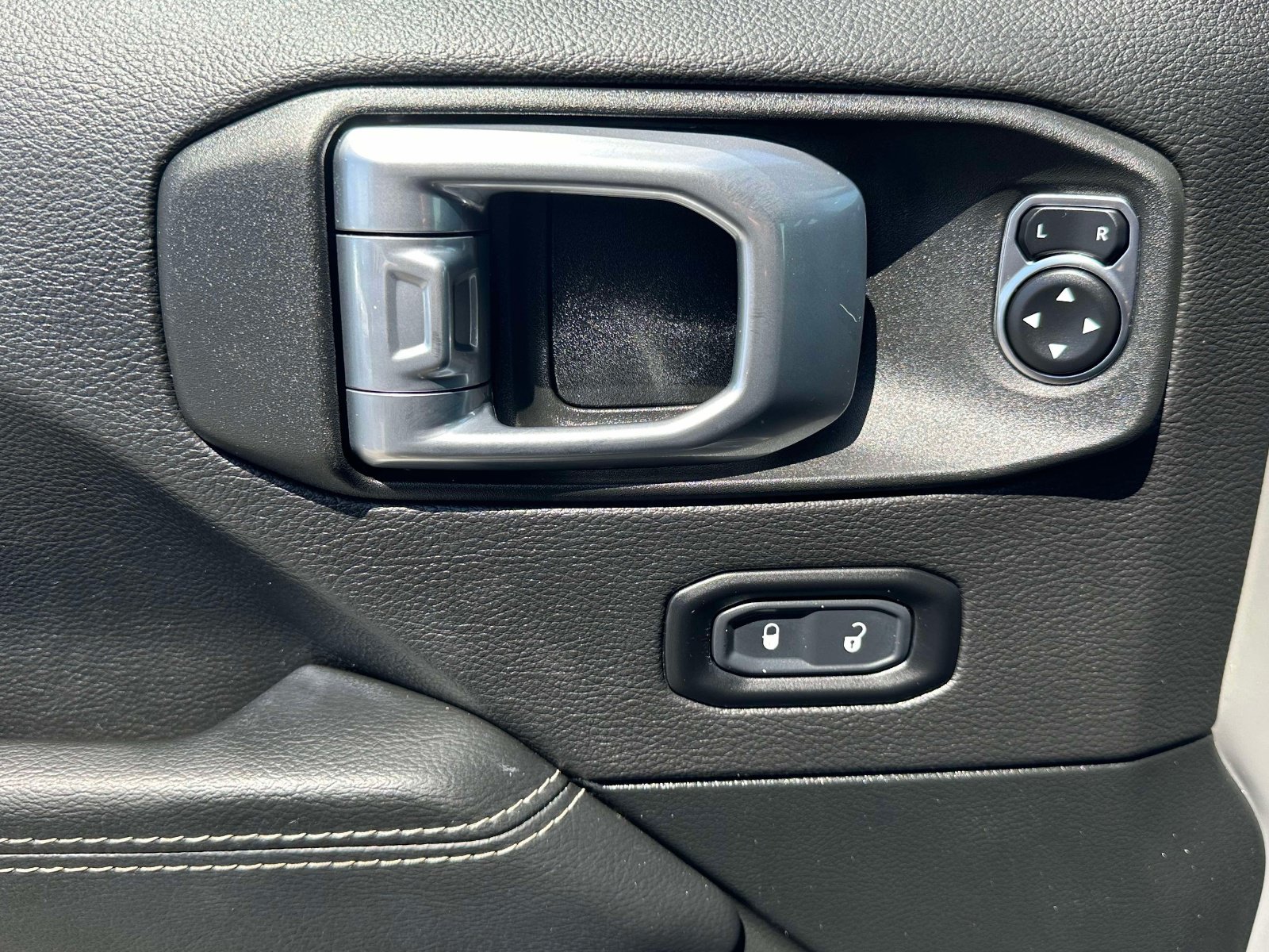 Used 2021 Jeep Wrangler Unlimited Sahara AWD/4WD image 15