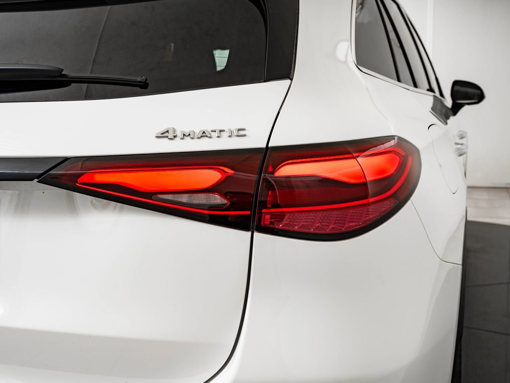Used 2025 Mercedes-Benz GLC 300 4MATIC image 9