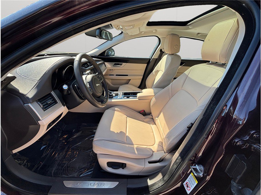 Used 2018 Jaguar XF Premium image 2