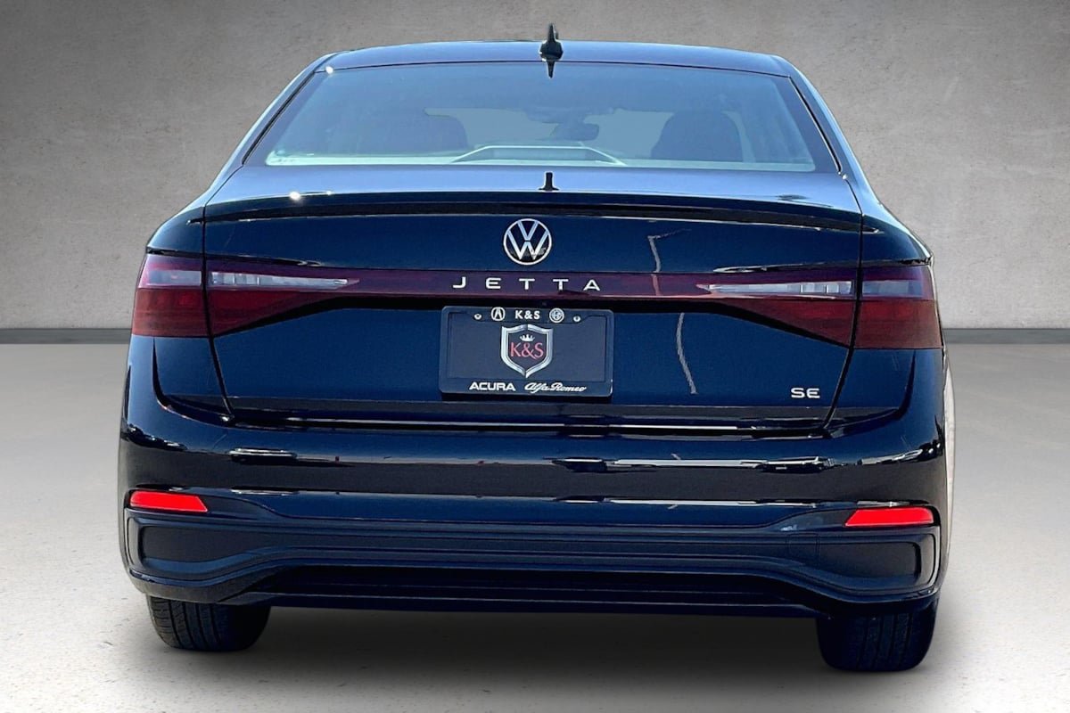 Used 2025 Volkswagen Jetta SE FWD image 4