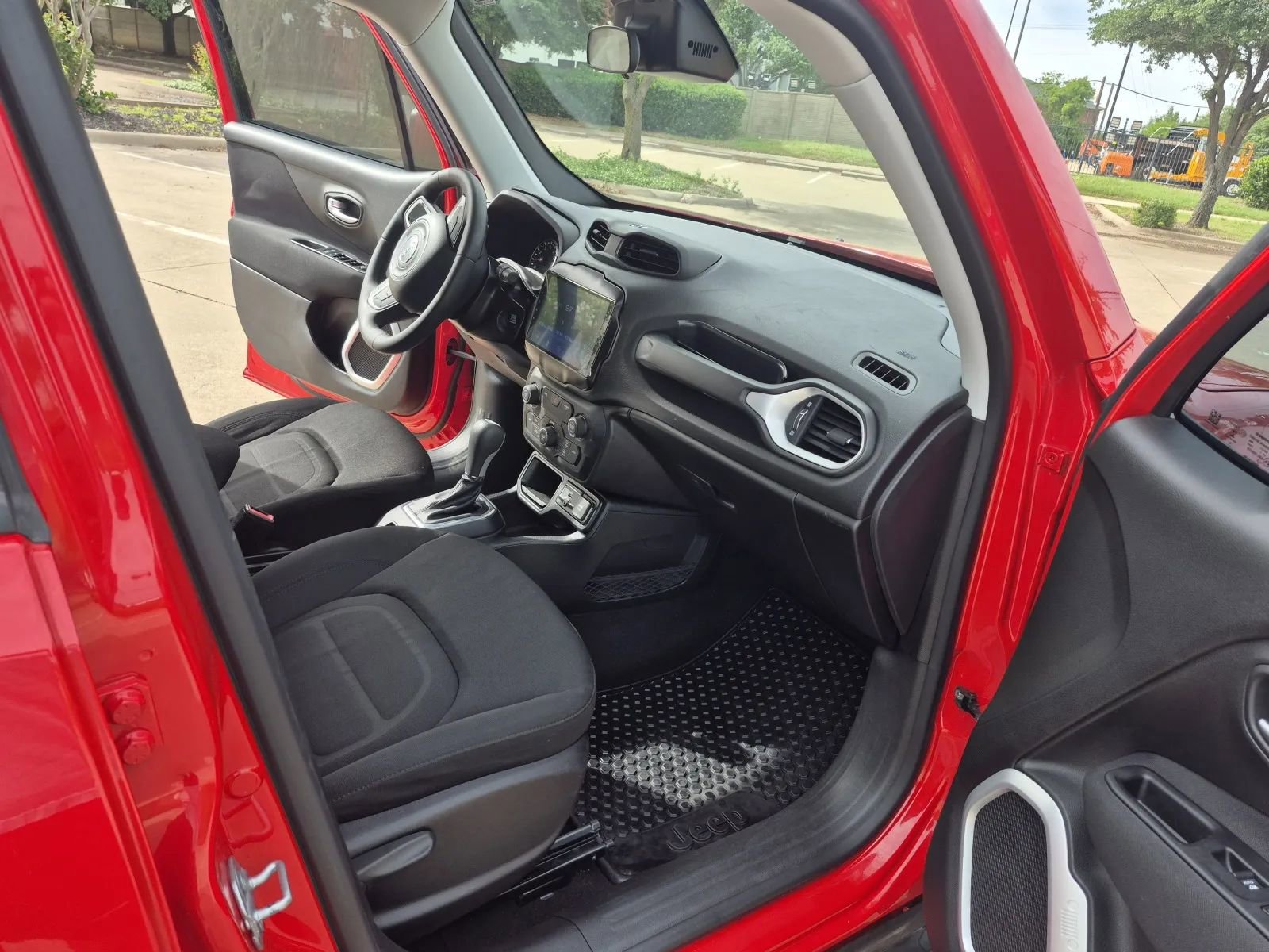 Used 2019 Jeep Renegade Latitude FWD image 16