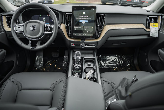 New 2027 Volvo XC60 B5 Plus AWD/4WD image 18
