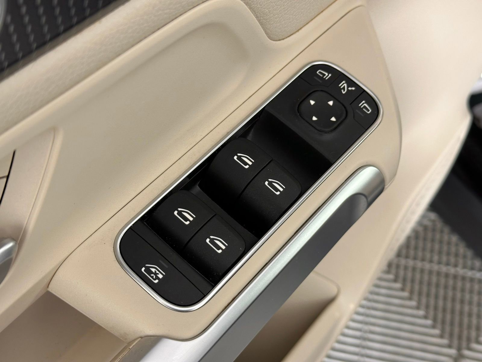 Used 2020 Mercedes-Benz GLB 250 GLB 250 image 32