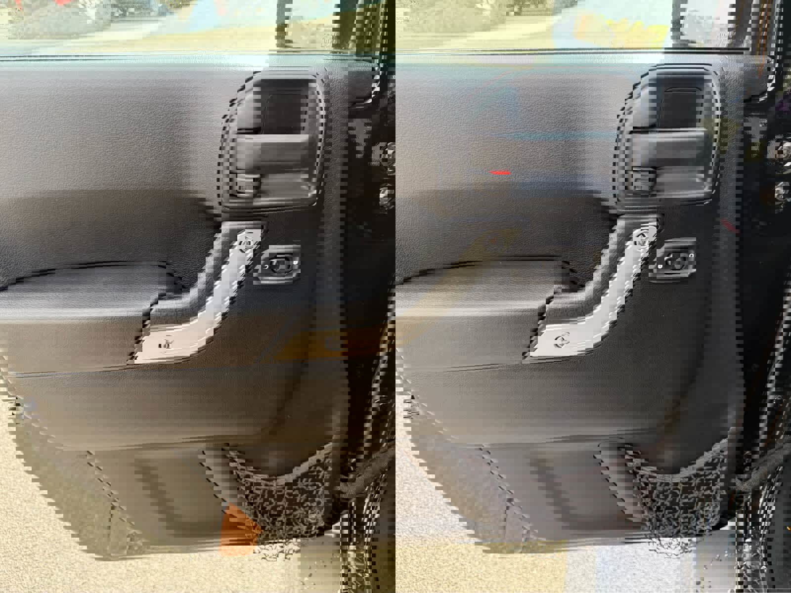 Used 2018 Jeep Wrangler Sahara w/ Connectivity Group image 12