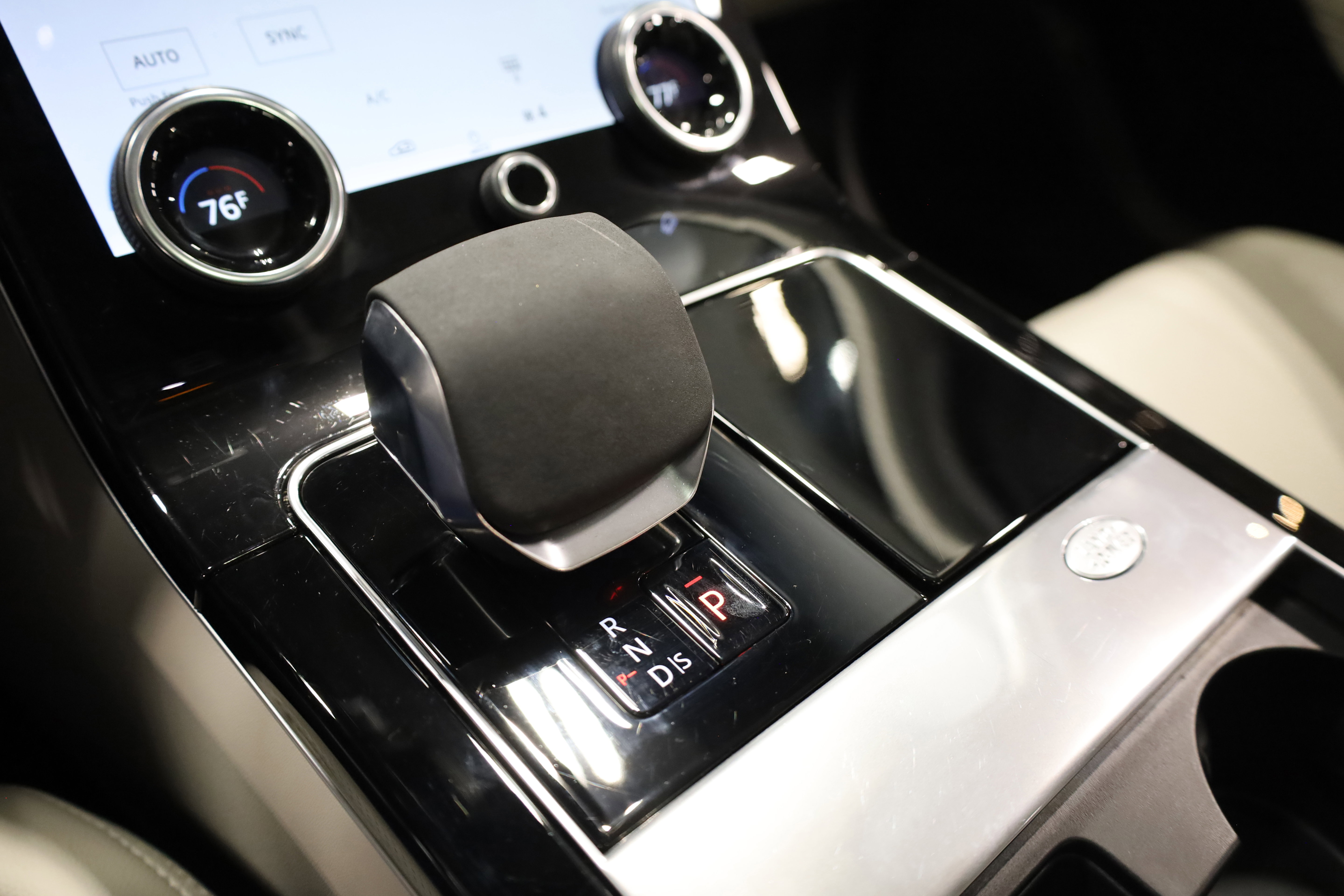 Used 2023 Land Rover Range Rover Velar R-Dynamic S image 30