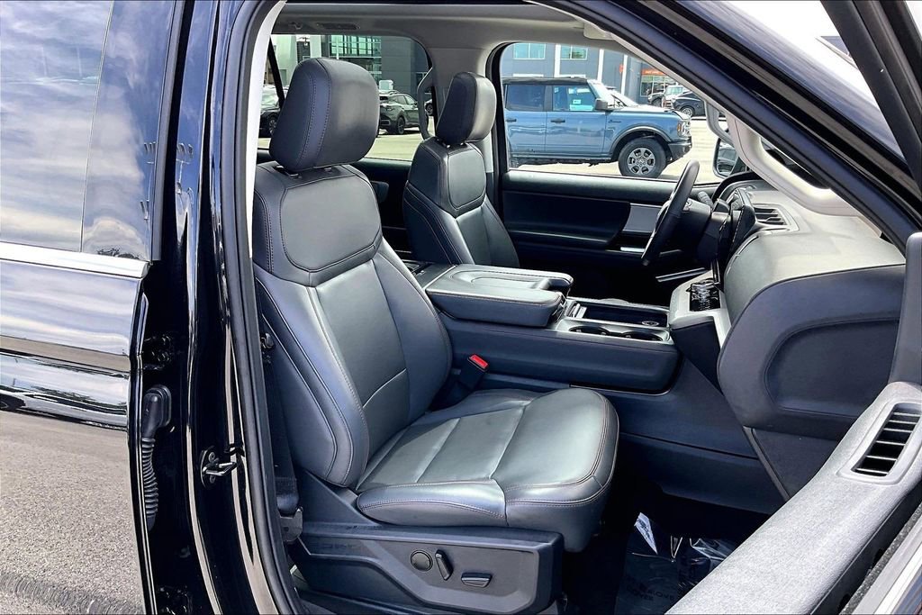 Used 2025 Ford Expedition Max Active AWD/4WD image 7