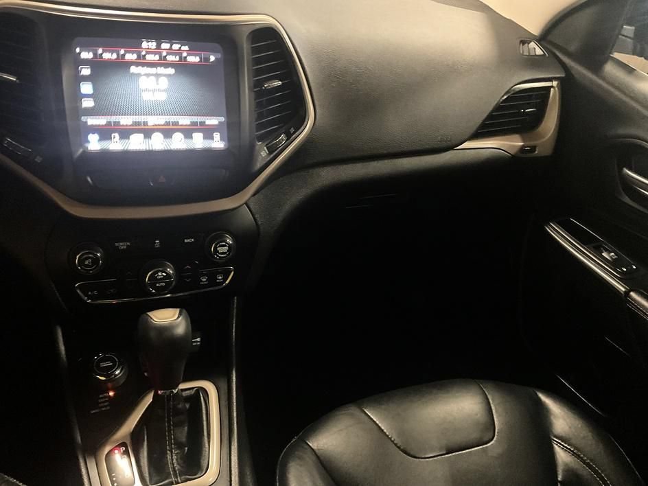 Used 2017 Jeep Cherokee Limited AWD/4WD image 5