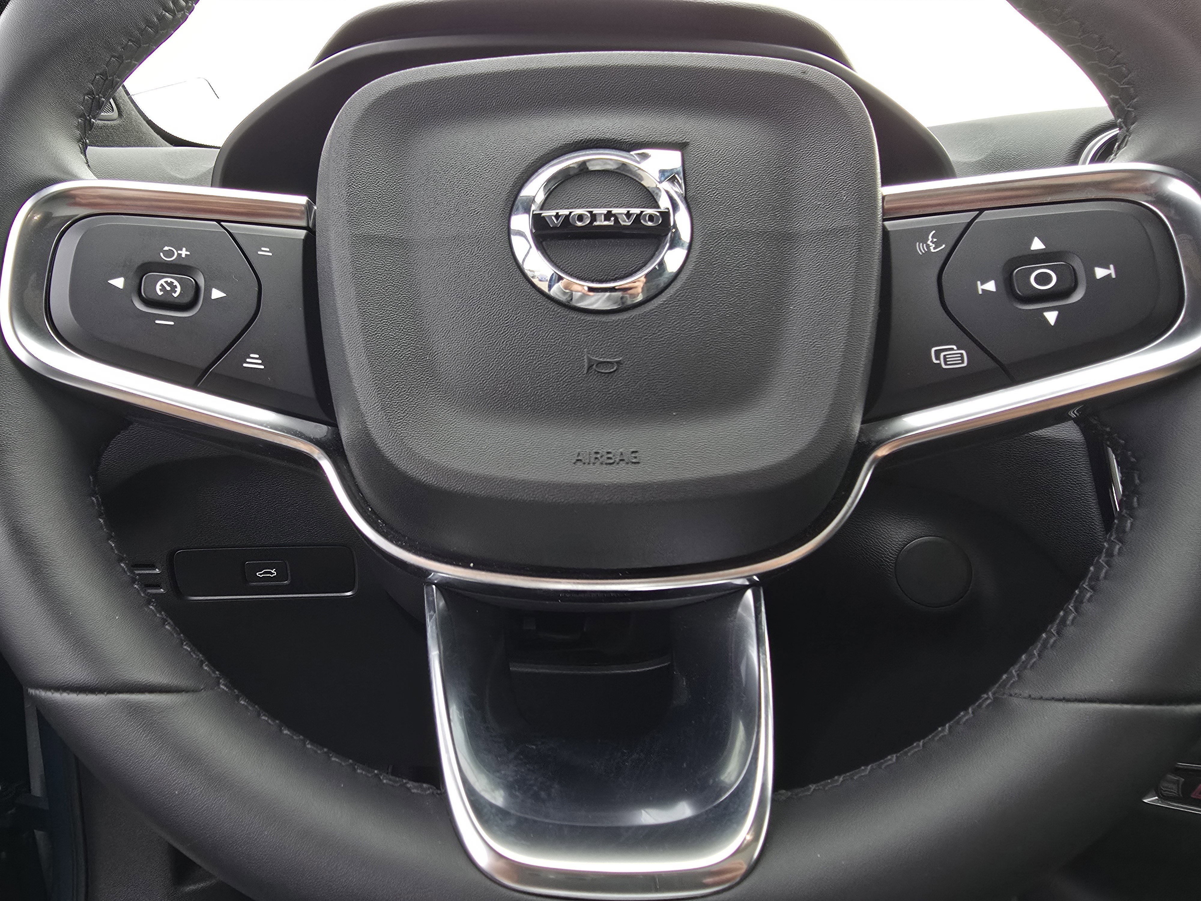 Used 2023 Volvo C40 P8 Recharge Ultimate image 22