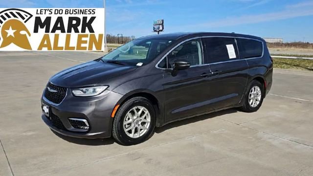 Used 2023 Chrysler Pacifica Touring-L FWD image 4