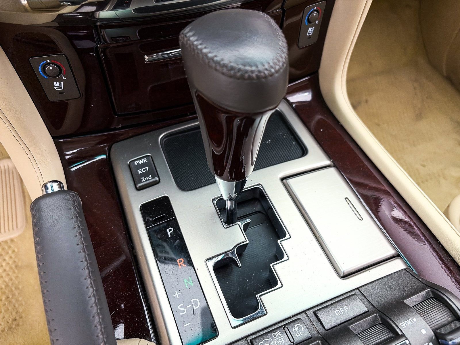 Used 2013 Lexus LX 570 4WD w/ Luxury Pkg w/Pre-crash image 25