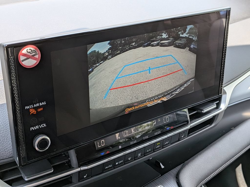 Used 2026 Toyota Sienna XLE FWD image 6