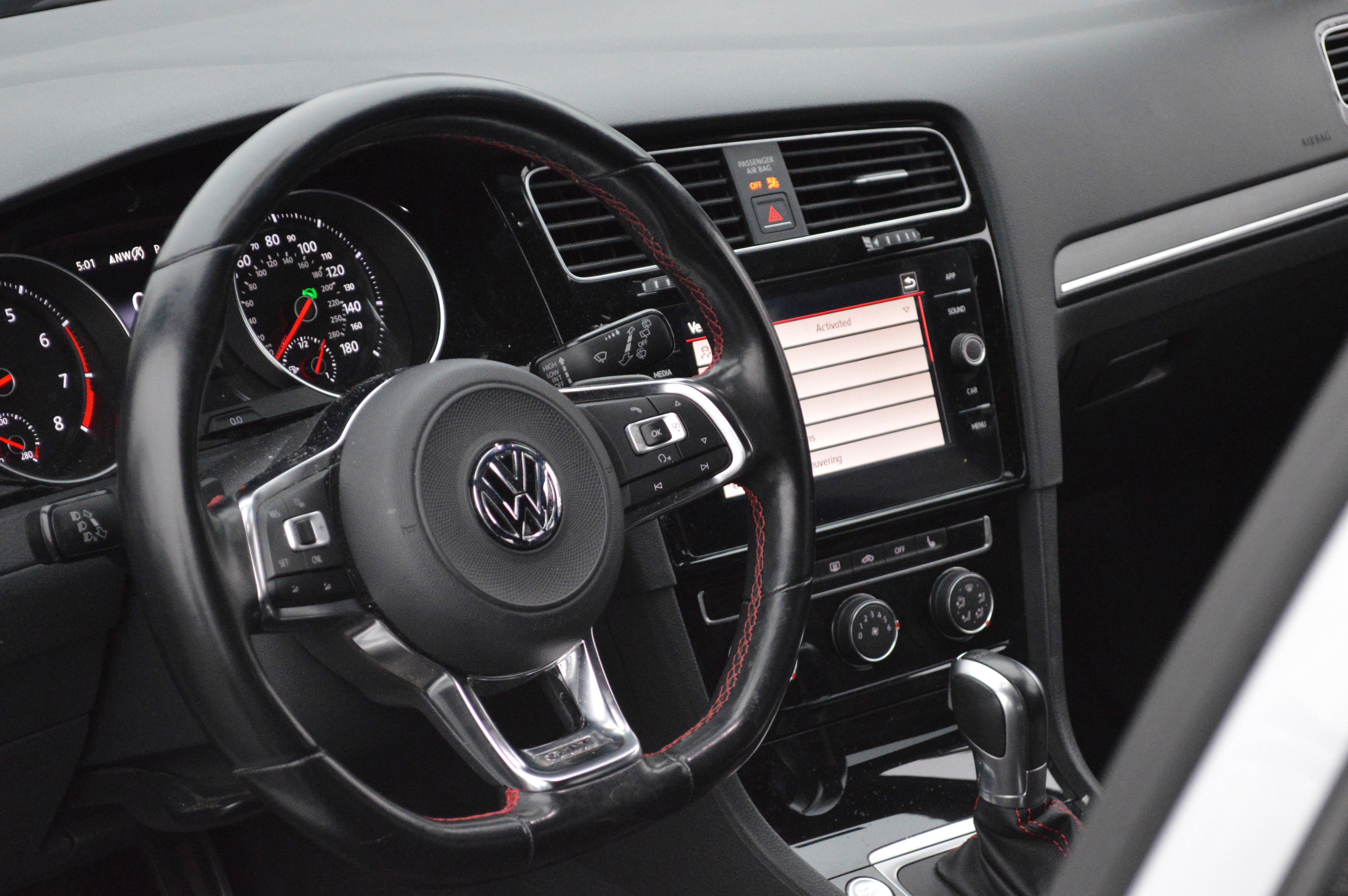 Used 2018 Volkswagen GTI SE image 25