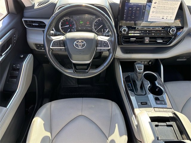Used 2022 Toyota Highlander Limited image 7