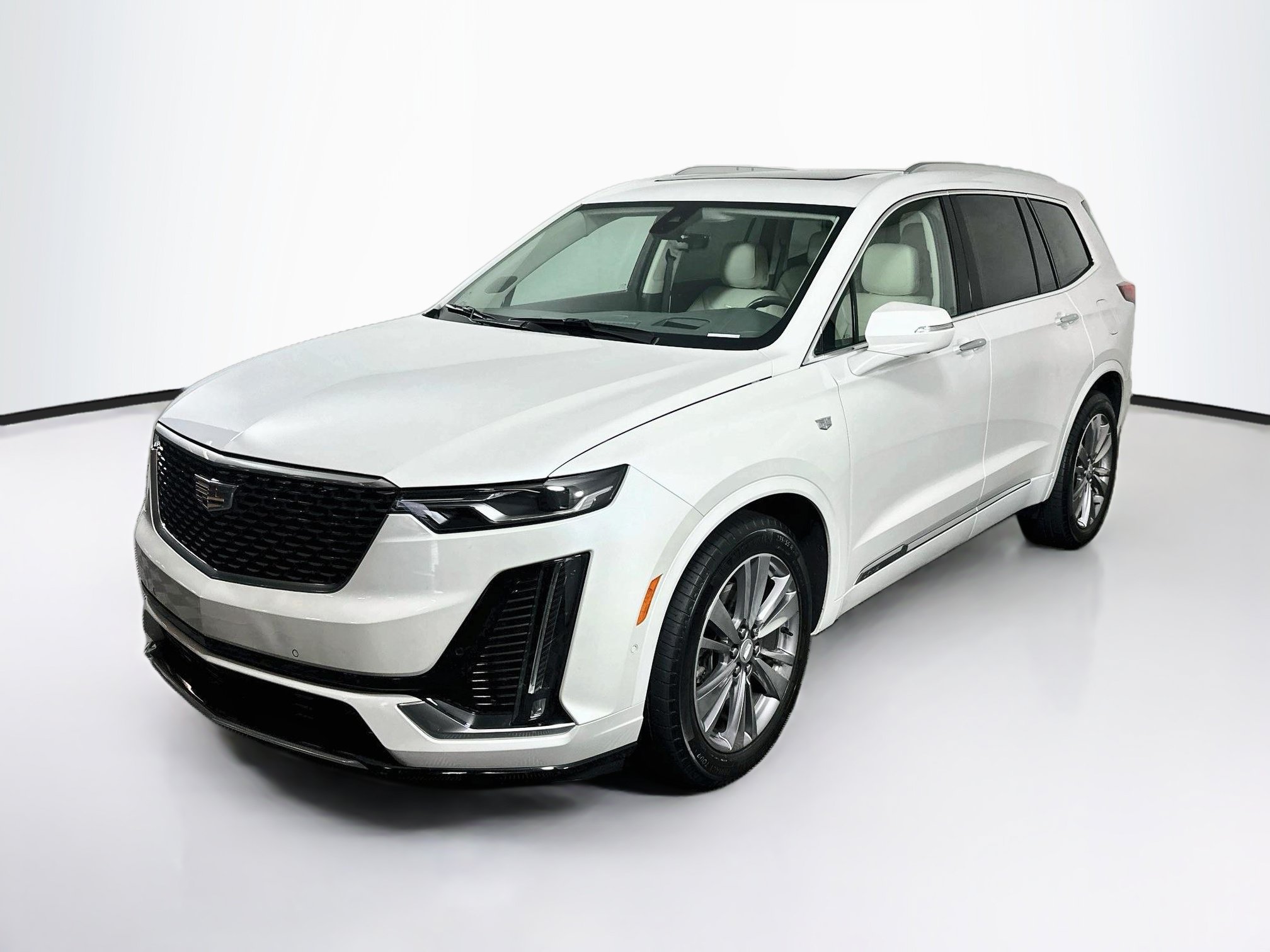 Used 2023 Cadillac XT6 Premium Luxury w/ Technology Package FWD image 3