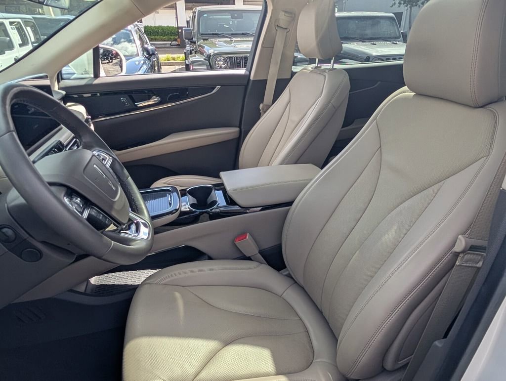 Used 2023 Lincoln Nautilus Reserve image 11