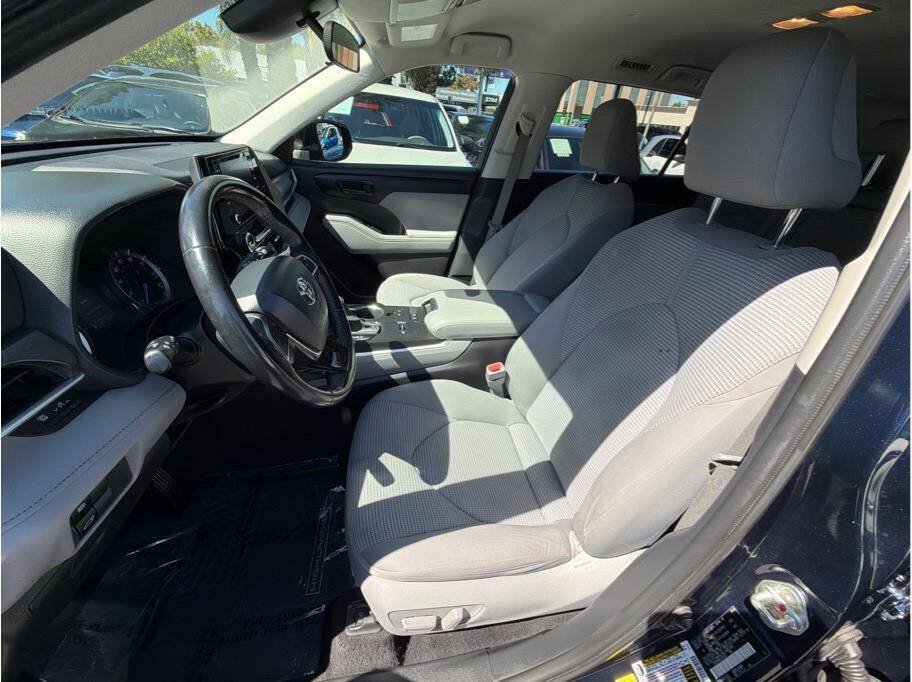 Used 2020 Toyota Highlander LE FWD image 14