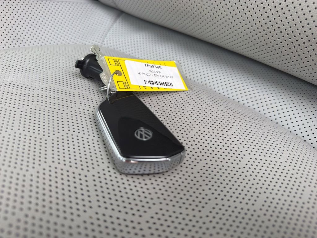 Certified 2025 Volkswagen ID. Buzz 1st Edition AWD/4WD image 26