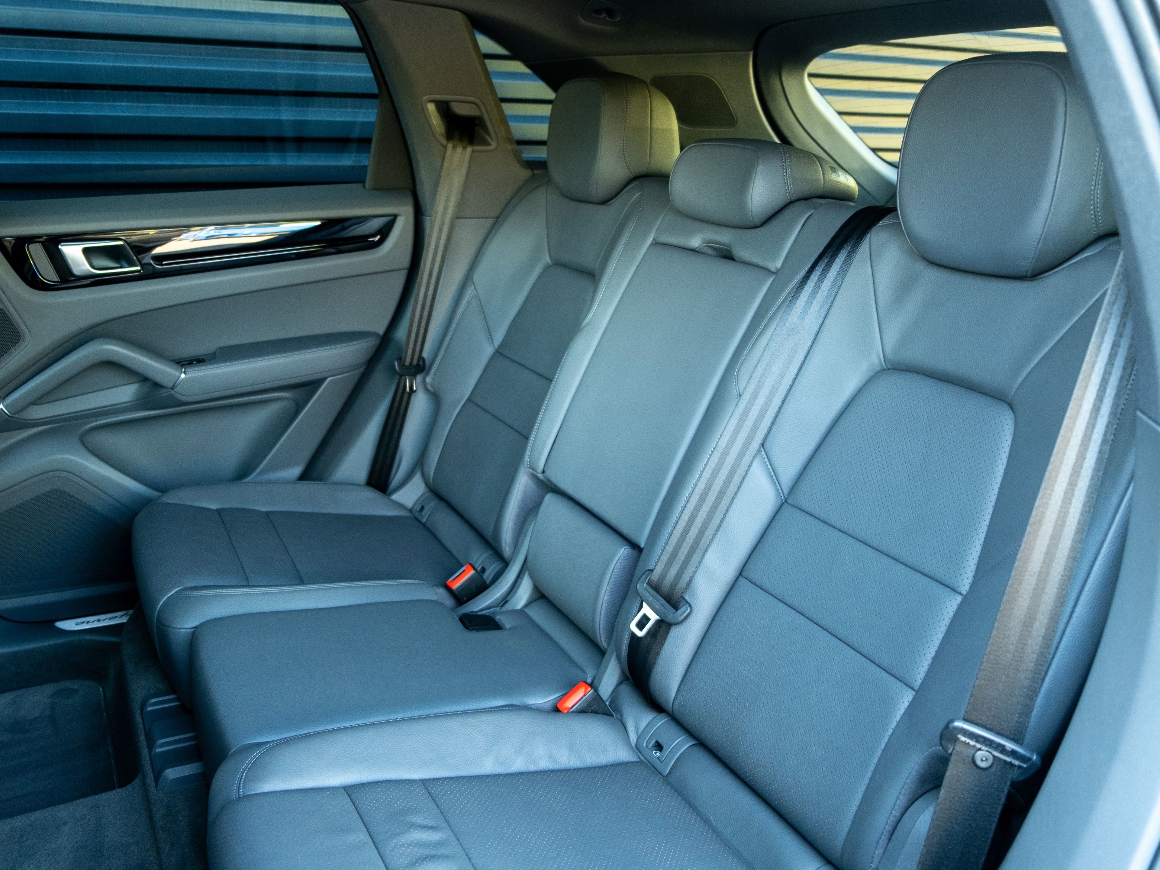 Certified 2022 Porsche Cayenne E-Hybrid AWD/4WD image 30