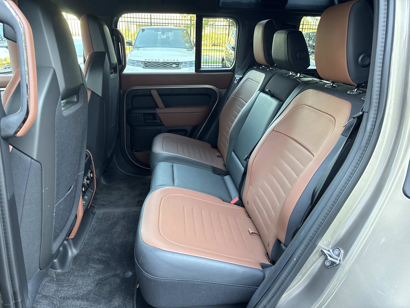 Used 2025 Land Rover Defender 110 image 13