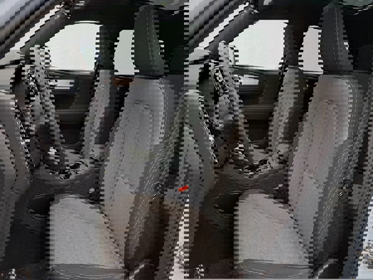 Used 2024 Volvo XC40 B5 Core image 9