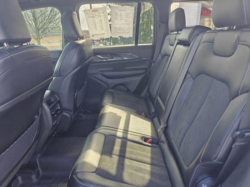 Used 2023 Jeep Grand Cherokee Altitude image 16