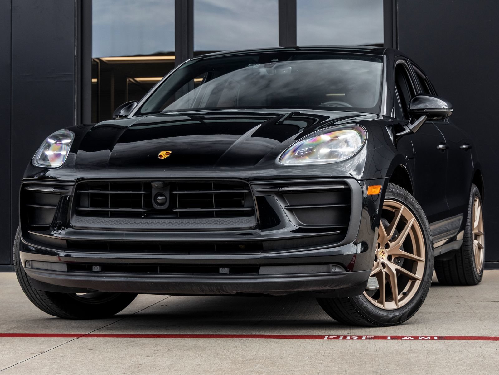 Certified 2023 Porsche Macan AWD/4WD image 1
