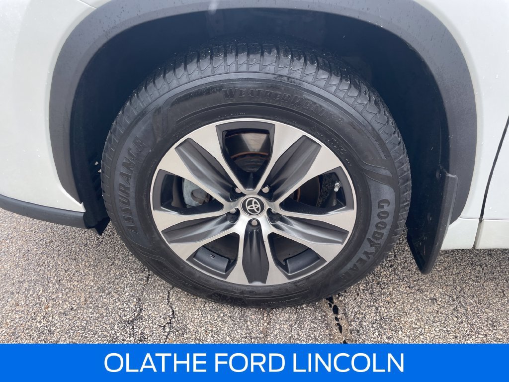 Used 2022 Toyota Highlander XLE AWD/4WD image 26