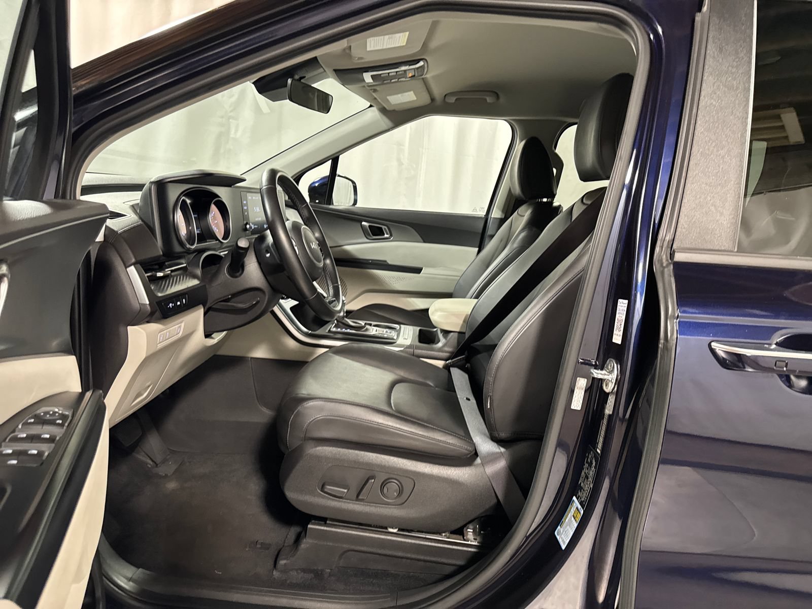 Certified 2022 Kia Carnival LX FWD image 3