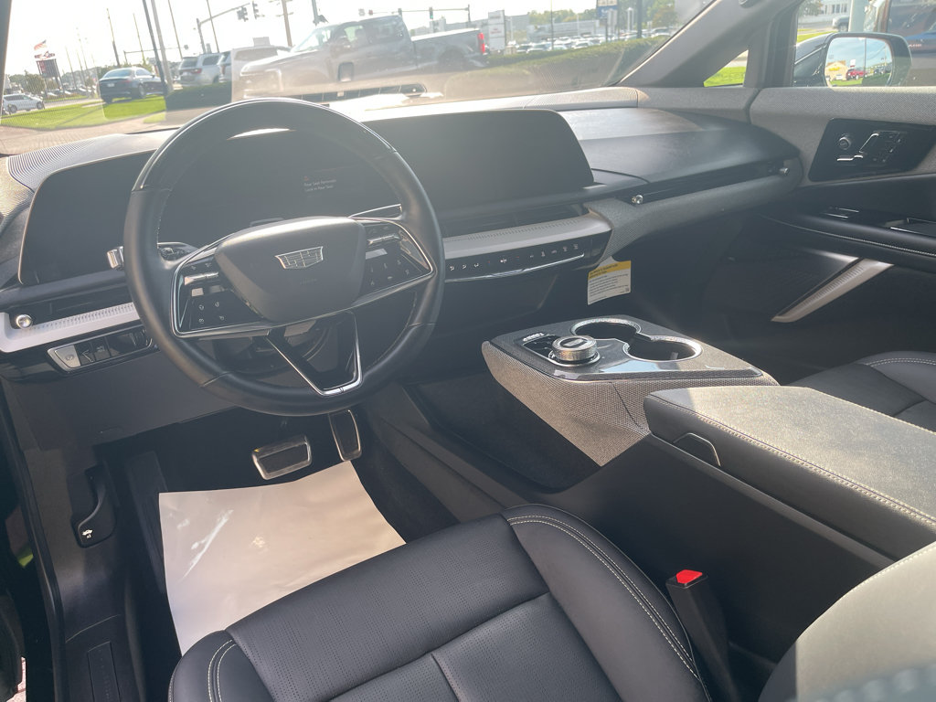 Used 2025 Cadillac Optiq Luxury 2 AWD/4WD image 31
