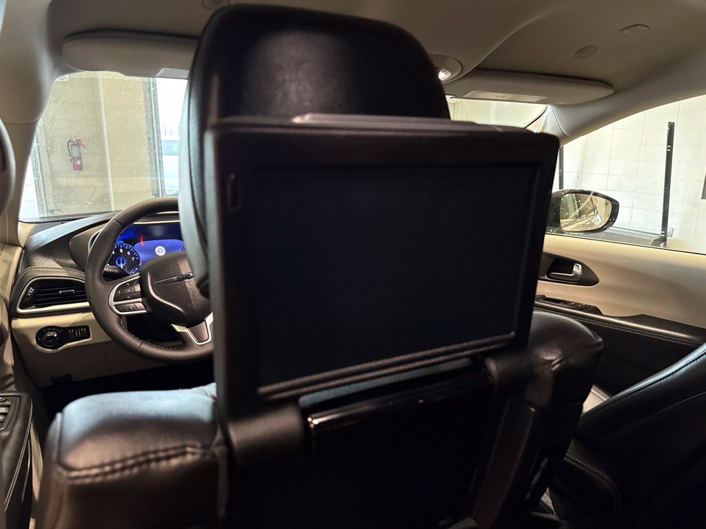 Used 2024 Chrysler Pacifica Touring-L w/ Uconnect Theater Family Group FWD image 23
