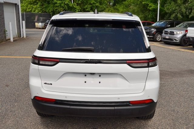 Used 2023 Jeep Grand Cherokee Altitude AWD/4WD image 7