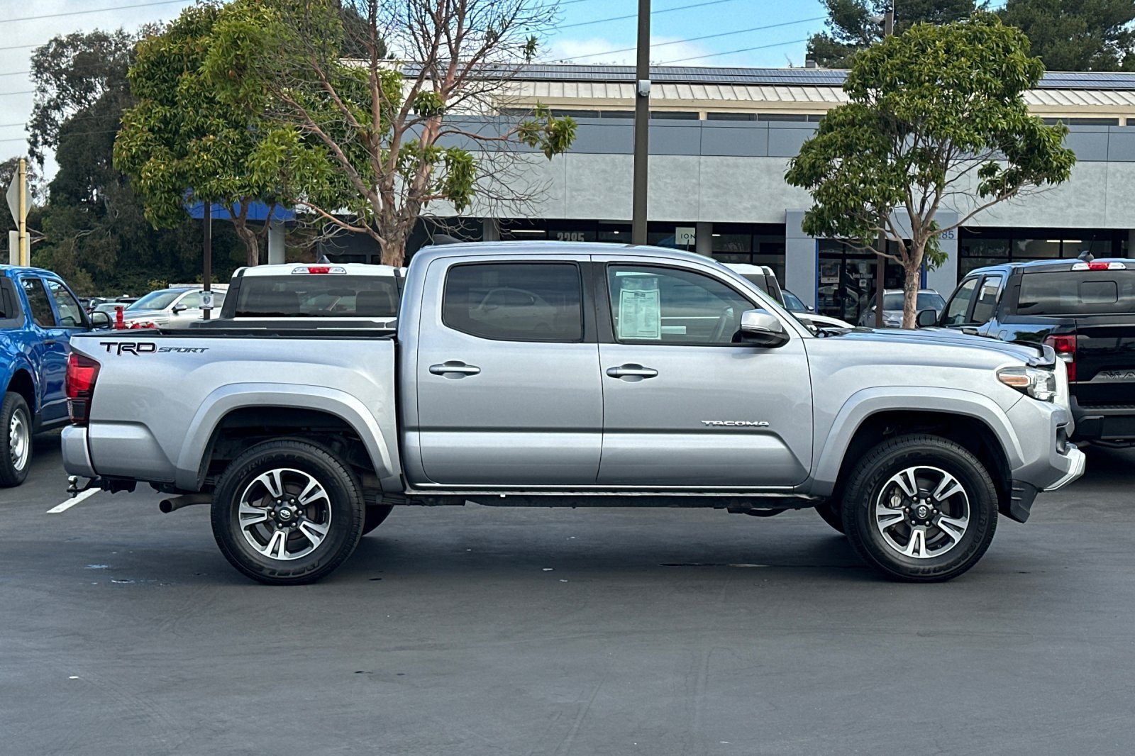Used 2019 Toyota Tacoma TRD Sport w/ Technology Package RWD image 3