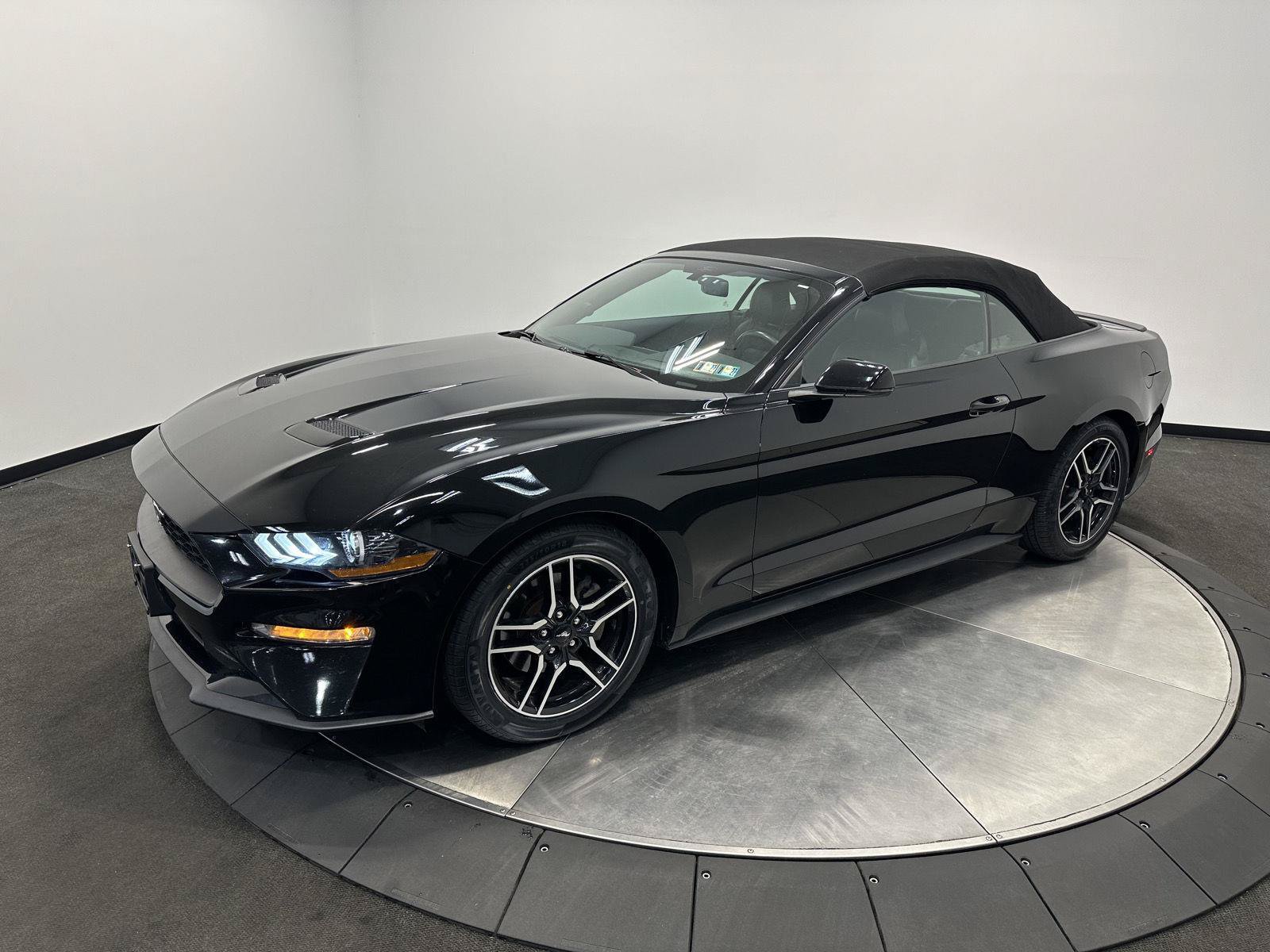Used 2019 Ford Mustang Premium RWD image 4