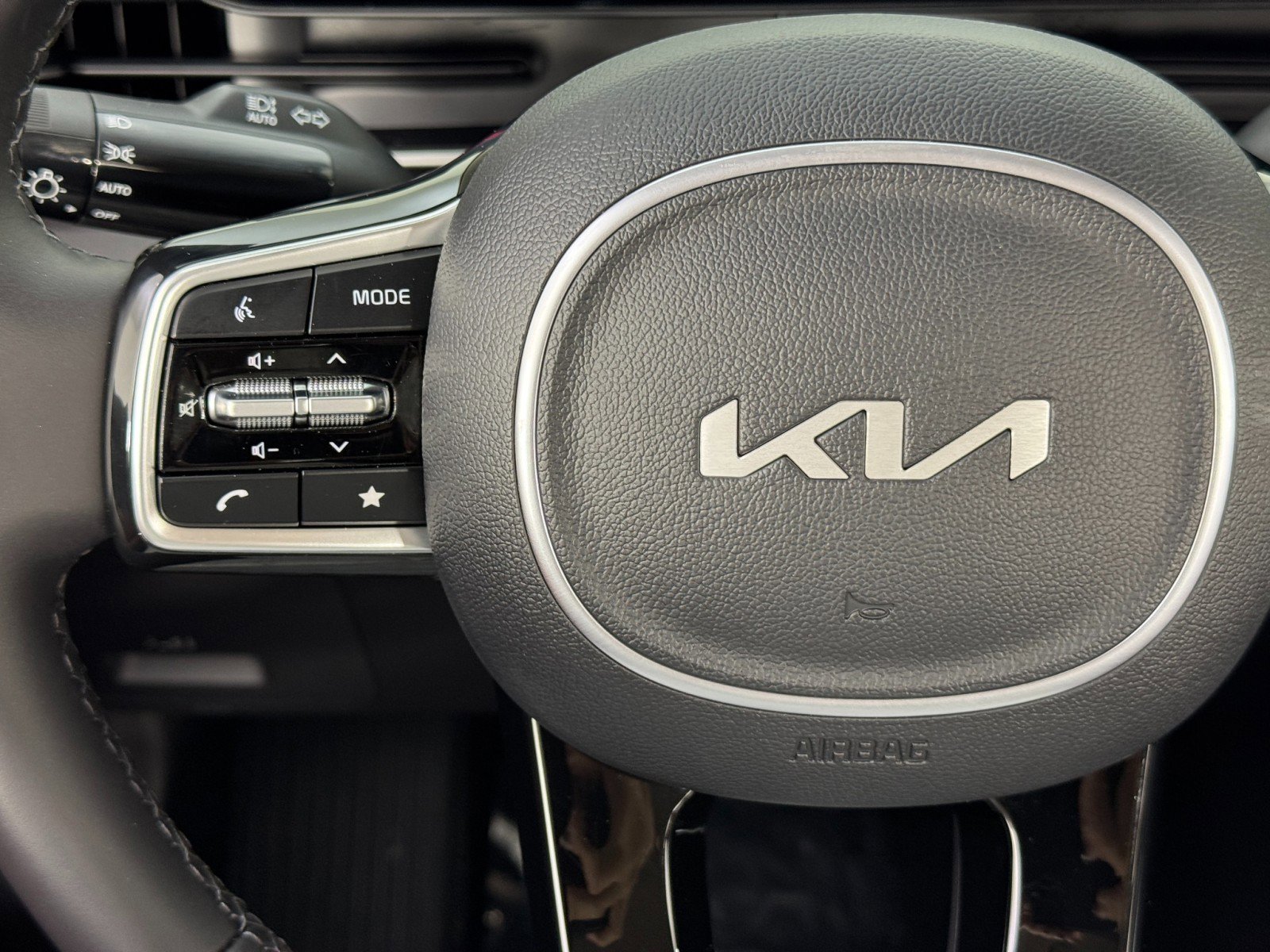 Used 2025 Kia Carnival EX FWD image 21