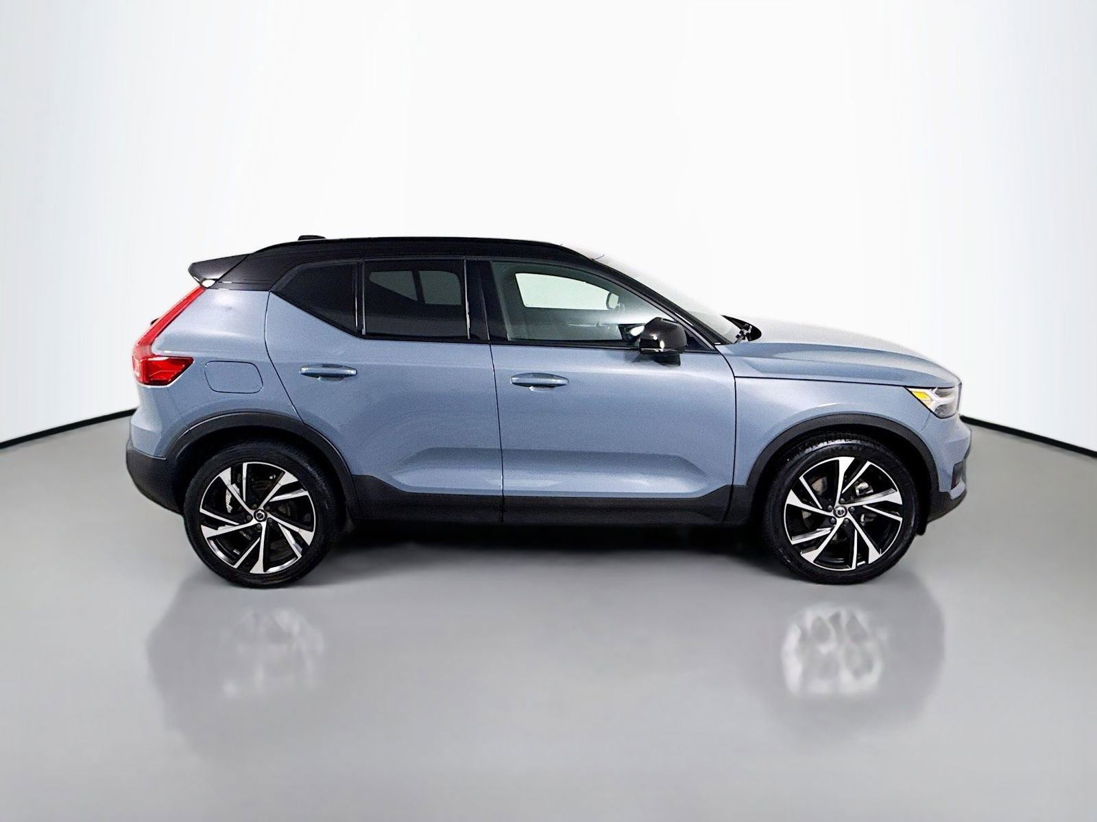Used 2021 Volvo XC40 T5 R-Design image 8