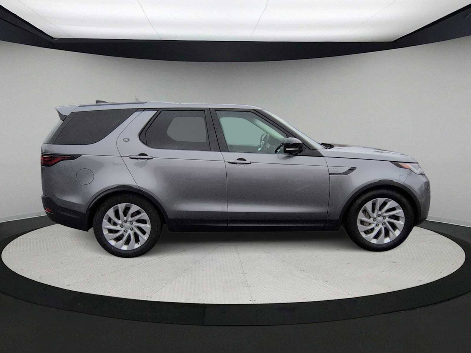 Used 2024 Land Rover Discovery S image 9